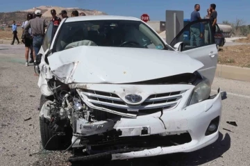 Burdur’da otomobil ile traktör çarpıştı 1’i ağır 4 kişi yaralandı
