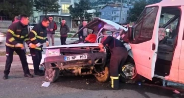 Burdur'da otomobille minibüs çarpıştı: 1 ölü, 2 yaralı