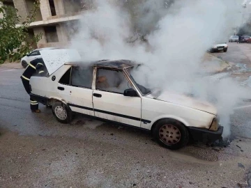 Burdur’da seyir halinde iken yanan otomobil kullanılamaz hale geldi
