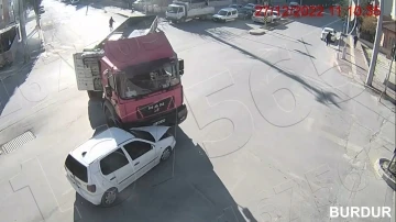 Burdur’daki trafik kazaları kameralara yansıdı
