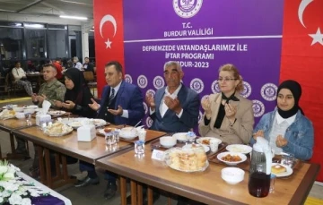 Burdur protokolü iftarda depremzedelerle buluştu