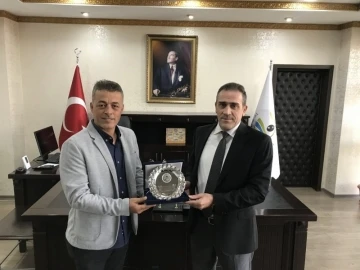 Burhaniye’de Kaymakam emekli komutana plaket verdi
