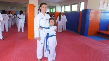Burhaniye’ de Ukraynalı Polina kızı ile tekvando kursuna katıldı
