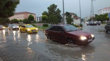 Burhaniye’de yağmur etkili oldu
