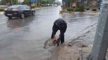 Burhaniye’ de yağmur yolları göle çevirdi
