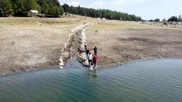 Bursa’da 10 bin yavru sazan balığı suyla buluştu
