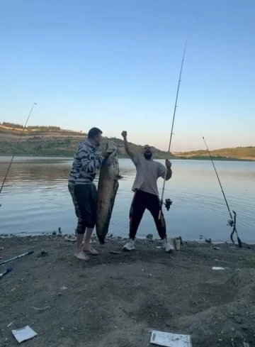Bursa’da 165 santimetrelik balık tutan iki arkadaşa para cezası
