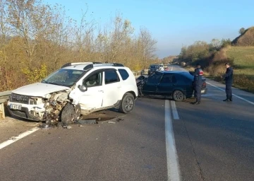 Bursa’da 2 araç kafa kafaya çarpıştı, 3 kişi yaralandı
