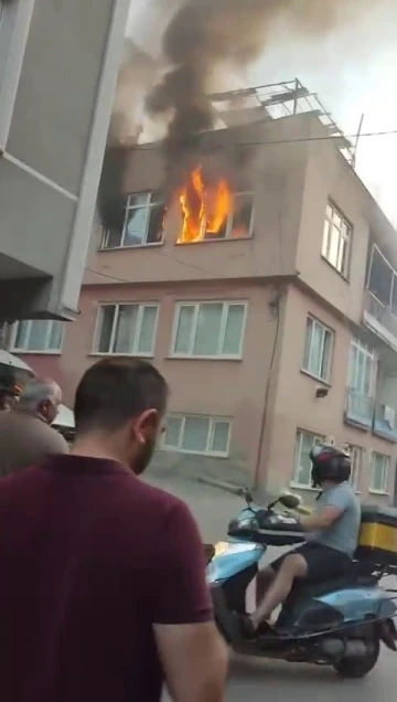 Bursa’da 3 katlı binanın en üst katı alev alev yandı
