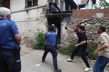 Bursa’da çöp evini temizletmeyip polisi bıçakladı
