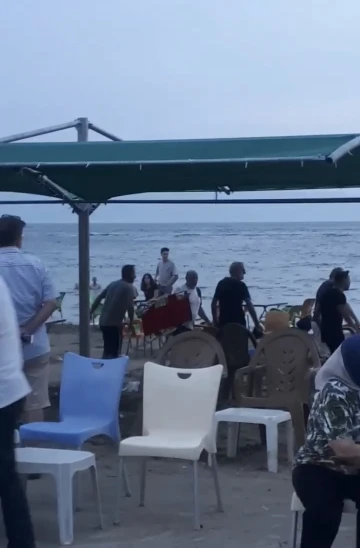 Bursa’da deniz kenarında sandalyeli kavga kameralarda
