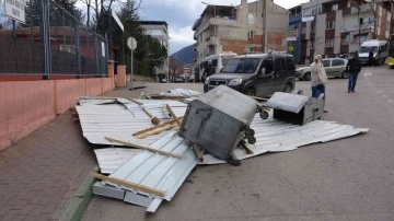 Bursa’da fırtına hayatı felç etti: Ağaçlar devrildi, otluk alan yangını depoya sıçradı
