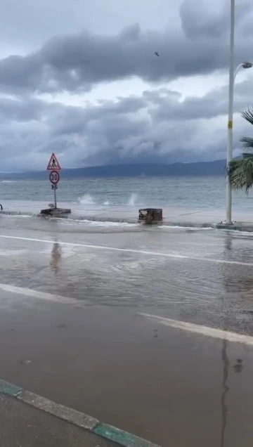 Bursa’da fırtına ve sağanak sebebiyle denizle karayolu birleşti
