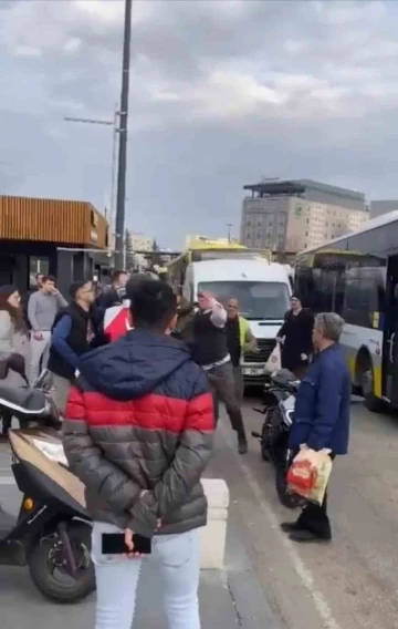 Bursa’da halk otobüsü ile motosiklet sürücüsünün yumruklu kavgası kamerada
