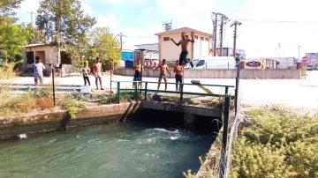 Bursa’da hava sıcaklığından bunalanlar soluğu su kanallarında alıyor
