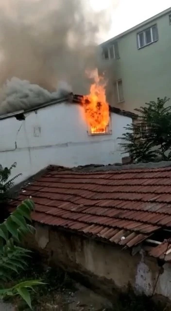 Bursa’da iki katlı ev alev alev yandı
