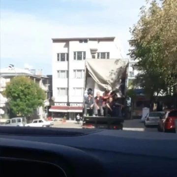 Bursa’da kamyonet kasasında tehlikeli yolculuk kameralarda
