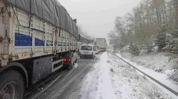 Bursa’da kar yağışı sebebiyle yol kapandı
