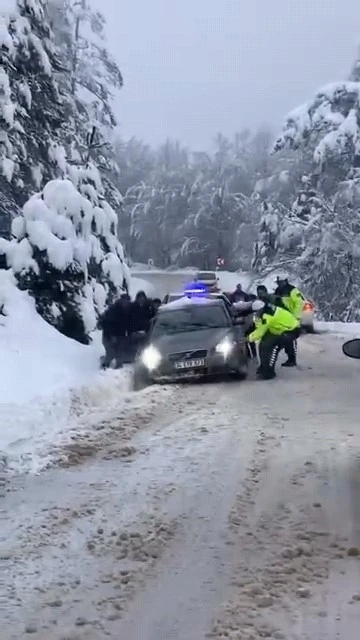 Bursa’da karlı yolda vatandaşlar mahsur kaldı
