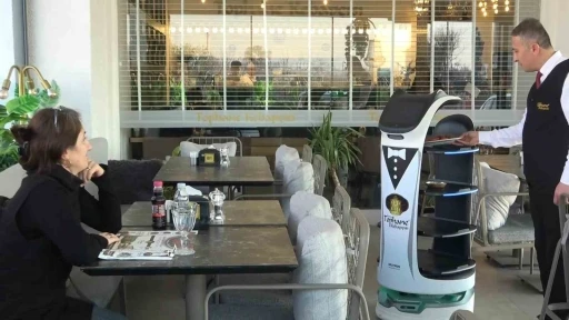 Bursa’da kebap salonunda garson robotlar çalışıyor
