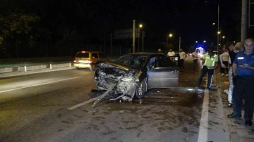 Bursa’da kontrolden çıkan araç önce bariyerlere sonra otomobile çarptı: 1’i ağır 2 yaralı
