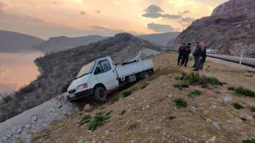 Bursa’da kontrolden çıkan kamyonet uçurumdan kıl payı kurtuldu
