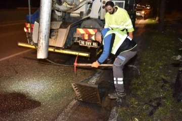 Bursa’da mazgallar gece temizleniyor
