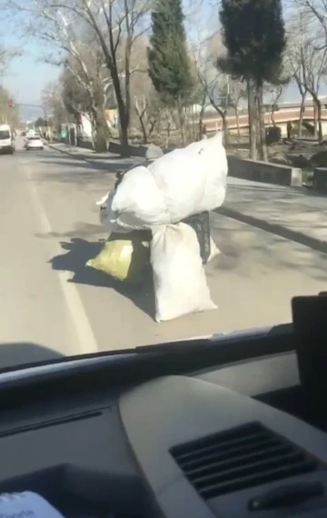 Bursa’da motosikletle tehlikeli taşımacılık kameraya yansıdı
