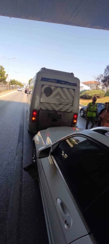 Bursa’da otomobil servis midibüsü ile çarpıştı: 5 yaralı
