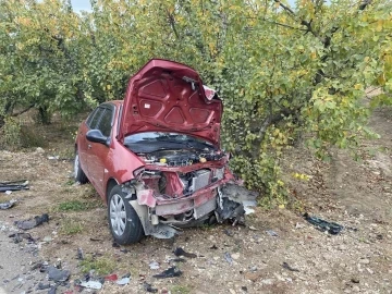 Bursa’da otomobiller kafa kafaya çarpıştı, ortalık savaş alanına döndü
