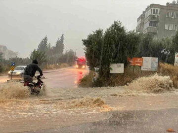 Bursa’da sağanak yağış sele dönüştü, hayat felç oldu
