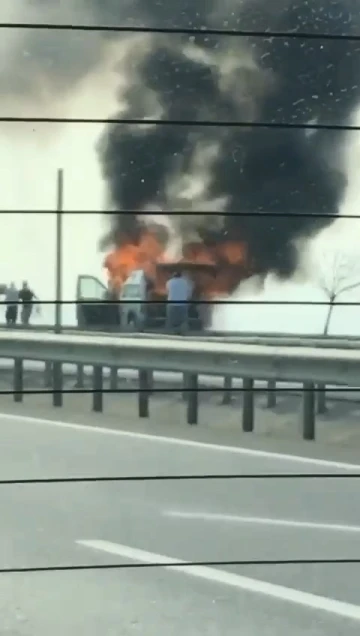 Bursa’da seyir halinde giden hafif ticari araç alev alev yandı
