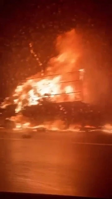 Bursa’da seyir halindeki kamyonet alev alev yandı
