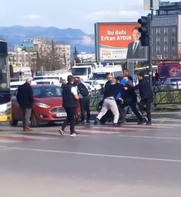 Bursa’da sürücülerin kavgası kamerada!
