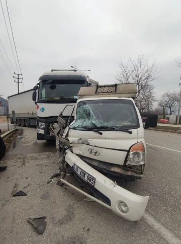 Bursa’da TIR ile kamyonet çarpıştı, sıkışan yolcuyu itfaiye kurtardı
