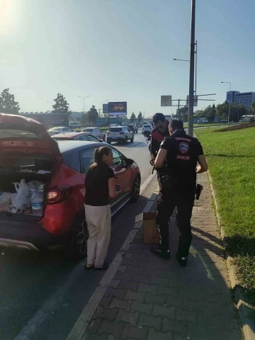 Bursa’da trafikte yavru kedi alarmı..Polisler 4 araca giren kediyi kurtardı
