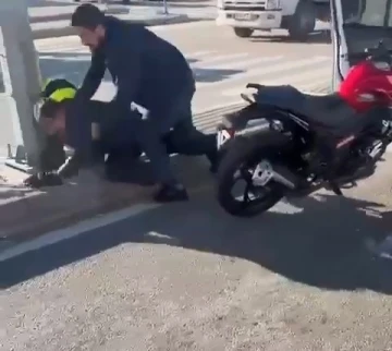 Bursa’da yol kavgası kamerada...Motosiklet sürücüsünü kaskıyla dövdü
