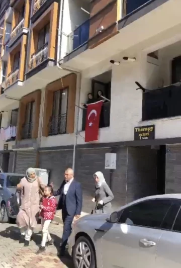 Bursa’daki patlamada şehit olan ceza infaz memurunun evine Türk bayrağı asıldı
