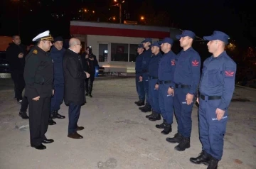 Bursa Valisi Demirtaş, yeni yıla kontrol noktasındaki polis ve askerler ile girdi
