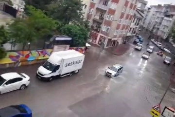 Bursa’da şiddetli yağış hayatı felç etti, sokaklar göle döndü