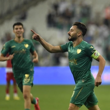 Bursaspor’un tecrübeli futbolcusu Enver Cenk Şahin sakatlandı
