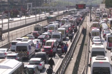 Büyük İstanbul Mitingine akın eden binlerce vatandaş D-100 karayolunda kuyruk oluşturdu