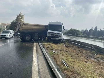 Büyükçekmece’de facianın eşiğinden dönülen kaza kamerada: Şiddetli yağış kaza getirdi
