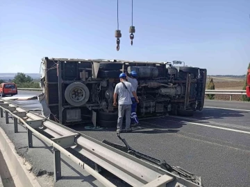 Büyükçekmece TEM Otoyolunda kamyonet devrildi
