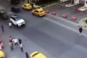 Büyükçekmece'de taksi durağında yolcu alma tartışması kamerada