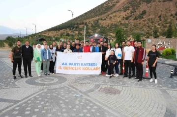 Büyükkılıç, eşi Dr. Necmiye Büyükkılıç ile birlikte gençlerle sabah yürüyüşünde buluştu
