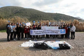 Büyükler kirletti, çocuklar temizledi
