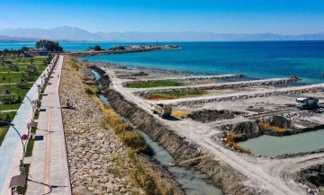 Büyükşehir Belediyesi, Van Gölü’nden 550 bin metreküp balçık çıkardı
