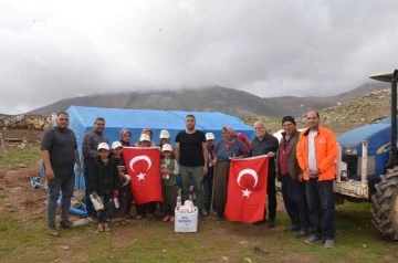 Büyükşehir Belediyesinden Yörüklere, hijyen kolisi, oyuncak ve şeker
