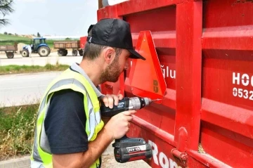 Büyükşehir’den traktörü olan çiftçilere reflektör desteği
